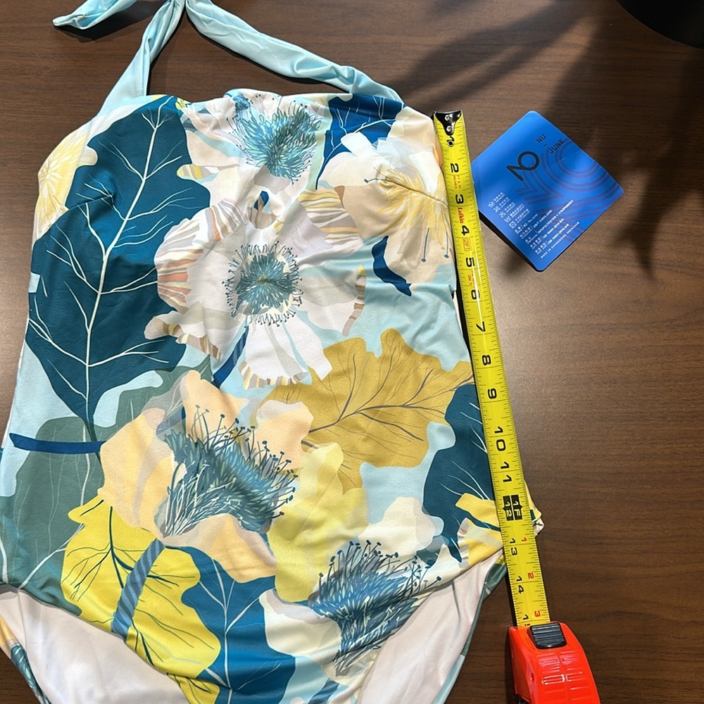 Women’s Large Suimsuit - Picture 8 of 8